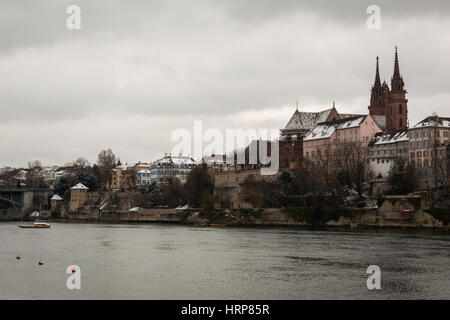 Ein Foto von der Skyline von Basel, Schweiz. Die Nordseite der Seelendorf entnommen an einem verschneiten Wintertag. Stockfoto