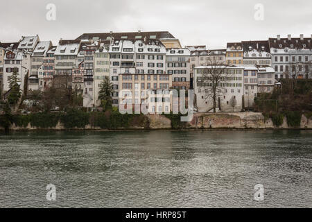 Ein Foto von der Skyline von Basel, Schweiz. Entnommen aus der nördlichen Seite des Rheins auf einem verschneiten Wintertag. Stockfoto