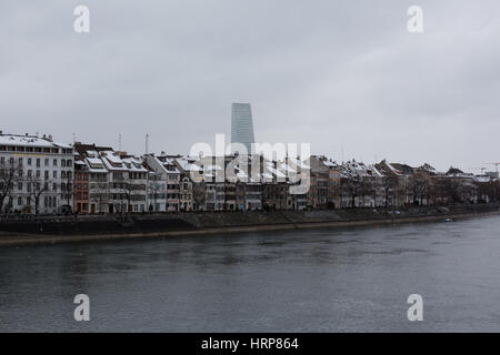 Ein Foto von der Skyline von Basel, Schweiz. Ergriffen von der südlichen Seite des Rheins auf einem verschneiten Wintertag. Stockfoto