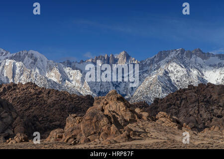 Die Morgensonne scheint auf Mount Whitney im Winter. Stockfoto