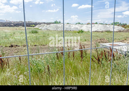 Haufen von Sand und Erde, Boden auf den Aufbau von Website, blauer Himmel, wellig trocken stapeln Stockfoto