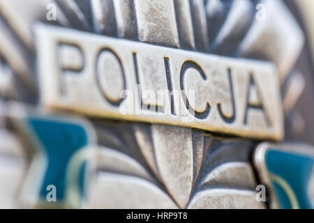 96/5000 die offizielle original polnische Polizei Abzeichen hergestellt aus Metall. Hohe Vergrößerung des Wortes Policja. Makroaufnahme mit detaillierten Textur und Briefe. Stockfoto