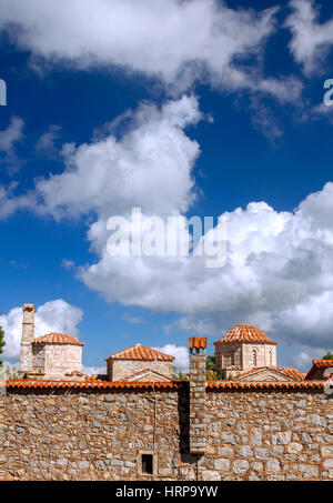 Blick auf das griechisch-orthodoxe Kloster der Verklärung oder Moni Sagmata (in Griechisch), in der Nähe von Theben, in Böotien Region, Griechenland. Stockfoto