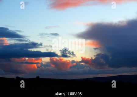 Blackslade Down zwischen Pil Tor & Pudsham unten auf Dartmoor produziert einige atemberaubende Sonnenuntergänge im Winter. Spektakuläre orange leuchtet schön Stockfoto