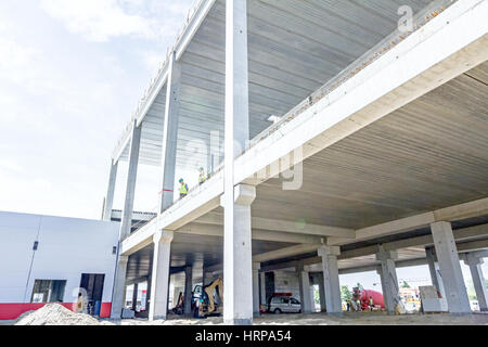 Architekturkonzept, geräumige Betonkonstruktion mit Säulen Stockfoto