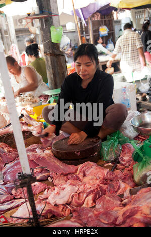 Frau Metzger verkaufen Fleisch abseits der Boden im Psaleu Markt in Siem Reap - Kambodscha Stockfoto