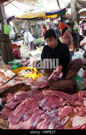 Frau Metzger verkaufen Fleisch abseits der Boden im Psaleu Markt in Siem Reap - Kambodscha Stockfoto