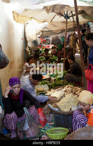 Menschen verkaufen Obst in Psaleu Markt in Siem Reap - Kambodscha Stockfoto