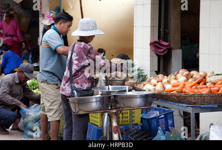 Stände verkaufen Produkte im Psaleu Markt in Siem Reap - Kambodscha Stockfoto