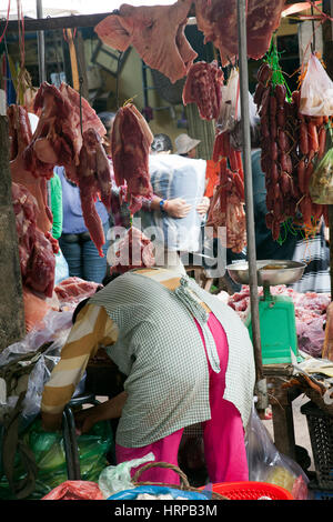 Weibliche Metzger Seling Fleisch in Psaleu Markt in Siem Reap - Kambodscha Stockfoto