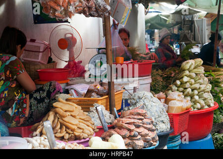 Stände verkaufen Produkte im Psaleu Markt in Siem Reap - Kambodscha Stockfoto