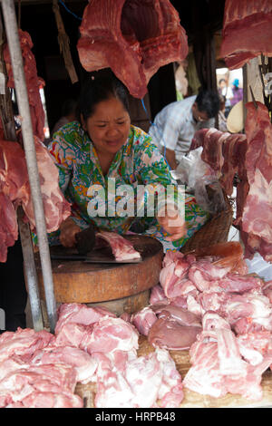 Weibliche Metzger Seling Fleisch in Psaleu Markt in Siem Reap - Kambodscha Stockfoto