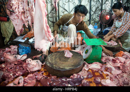 Metzger auf Psaleu Markt in Siem Reap - Kambodscha Stockfoto