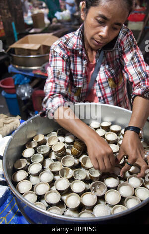 Gedämpfte Süßigkeiten auf Psaleu Markt in Siem Reap - Kambodscha Stockfoto