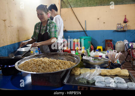 Stall servieren warmes Essen Nudeln am Psaleu Markt in Siem Reap - Kambodscha Stockfoto