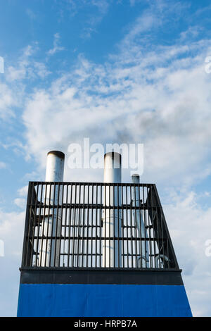 An Bord, Schornstein einer Fähre oder Kreuzfahrtschiff, schwarzer Rauch. Belastet die Atmosphäre auch um Urlaub, aus geschäftlichen Gründen reisen. Stockfoto