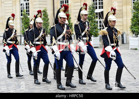 PARIS, Frankreich - Juni 10: Hotel Matignon Republikanischen Garde der Ehre während einer Willkommenszeremonie am 10. Juni 2016 in Paris. Matignon ist die offizielle resid Stockfoto