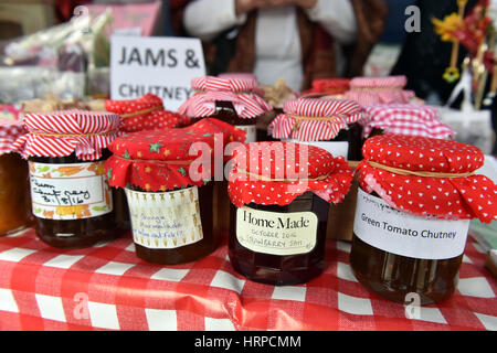 Hausgemachte Marmeladen und Chutneys für den Verkauf auf dem Fraueninstitut stall, Bingley Yorkshire UK Stockfoto