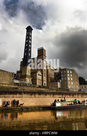 Bingley Damart Fabrik in der Nähe der Leeds-Liverpool-Kanal. Stockfoto