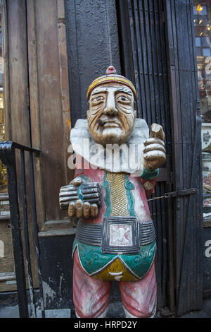 Holzskulptur Ourtside eine Zigarre speichern auf W. 4th Street in Greenwich Village, New York City. Stockfoto