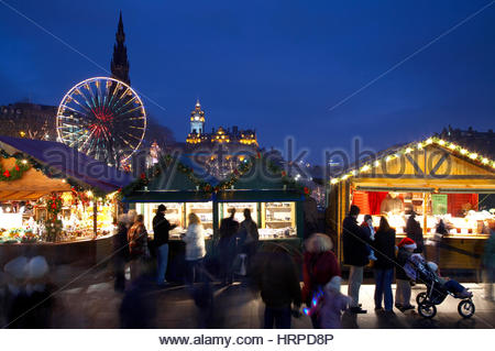 Weihnachtsfest und Marktständen, mit dem Scott Monument und der Balmoral Hotel, Edinburgh, Schottland Stockfoto