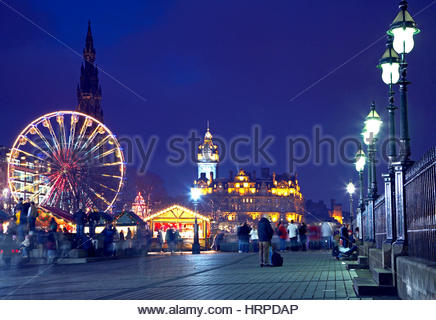 Winter Wonderland Weihnachtsfeiern mit Scott Monument und Balmoral Hotel, Edinburgh Schottland Stockfoto