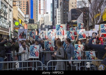 New Yorker stellte sich heraus, dass es sich in großer Zahl, die "I Am A Muslim"-Demonstration am Times Square zur Unterstützung der muslimischen Gemeinschaft zu unterstützen und um die Trump Verwaltung Einwanderungspolitik zu protestieren. Stockfoto