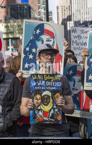 New Yorker stellte sich heraus, dass es sich in großer Zahl, die "I Am A Muslim"-Demonstration am Times Square zur Unterstützung der muslimischen Gemeinschaft zu unterstützen und um die Trump Verwaltung Einwanderungspolitik zu protestieren. Stockfoto