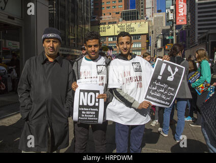 New Yorker erwies sich in großer Zahl, die "I Am A Muslim"-Demonstration am Times Square zur Unterstützung der muslimischen Gemeinschaft zu unterstützen und die Trump Verwaltung Einwanderung policies.v zu protestieren Stockfoto