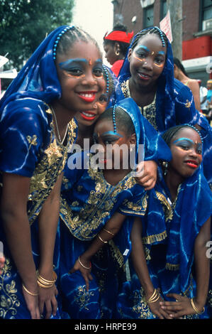 Gruppe junger Tänzer Pose für ein Foto während der Karibik-Kinder-Parade in Brooklyn, New York. Stockfoto