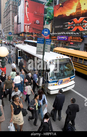 42nd Street in den Broadway, Times Square Gegend ist immer mit Menschen und Aufregung brummt. Stockfoto