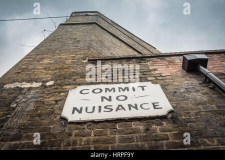 Ein viktorianisches „Commit No Nuisance“-Straßenschild in Doyce Street, Southwark, London, SE1, Großbritannien Stockfoto