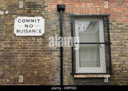 Ein viktorianischer "Begehen kein Ärgernis" Straßenschild Doyce Street, London, SE1, UK Stockfoto