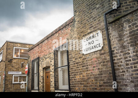 Ein viktorianischer "Begehen kein Ärgernis" Straßenschild Doyce Street, London, SE1, UK Stockfoto