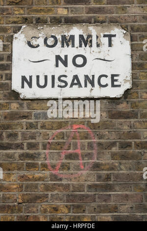 Ein viktorianischer "Begehen kein Ärgernis" Straßenschild Doyce Street, London, SE1, UK Stockfoto