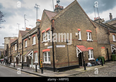 Reihenhäuser auf Copperfield Street, London, SE1. Stockfoto