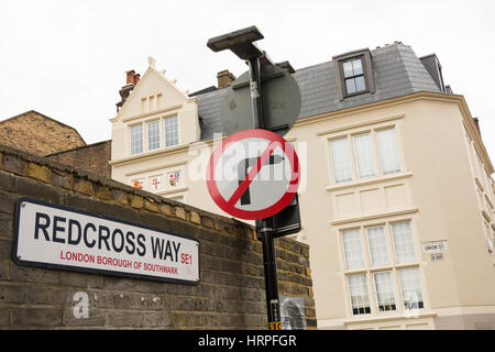 Keine Rechtskurve British Straßenschild neben Cross Bones Almosenempfängern Friedhof. Stockfoto