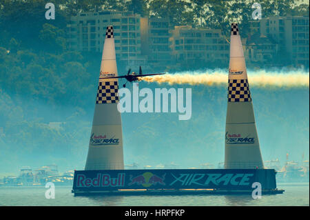 Flugzeuge mit Rauch fliegen zwischen den Pylonen, an der Red Bull Air Race, Perth, Australien. Stockfoto