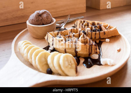 Belgische Waffeln mit Erdbeere, Kirsche, Heidelbeere und Schokoladensauce Stockfoto
