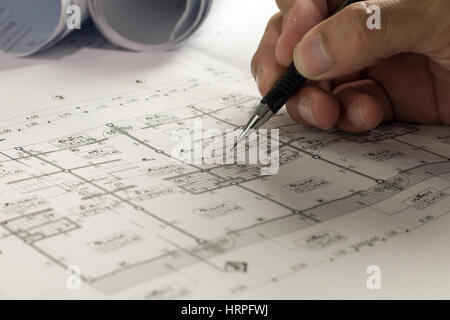 Arbeitsplatz des Architekten - Architekt Brötchen und plans.architectural Plan, technischer Projektleiter zeichnen. Engineering-Tools Blick von oben. Bau-bac Stockfoto