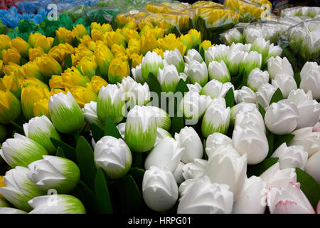 Holz Tulpen Souvenir im Blumenmarkt Amsterdam Stockfoto, Bild: 13683196
