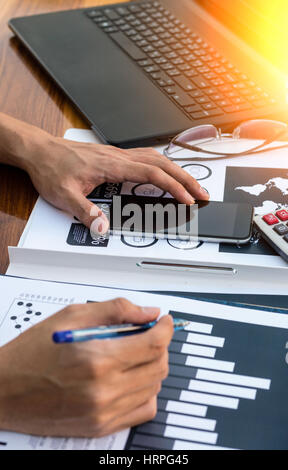 Mitarbeiter diskutieren digitale Grafiken und Diagrammen zeigt progres Stockfoto