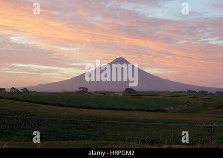 Mount Taranaki oder Mount Egmont, aktive Vulkan auf der Westküste von der Nordinsel, Neuseeland Stockfoto