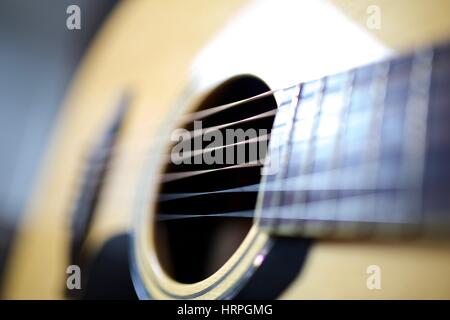 Detail der sechs Zeichenfolge Yamaha LLX16 Elektro-Akustik-Gitarre mit aus Fichte oben und solide Palisander Boden und Zargen hautnah Stockfoto