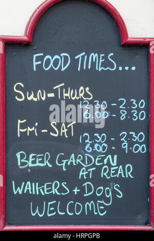 Informationen über Lebensmittel Zeiten außerhalb der Country-Pub in England. UK Stockfoto