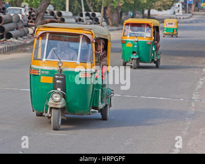 Delhi-Auto-Rikschas, Tuk Tuks, genannt dominieren Straßen rund um die indische Hauptstadt, bietet einen günstigen Taxi-Service für die lokale Bevölkerung und Touristen Stockfoto