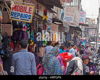 Lebendige Straßenszene im Herzen des Gebiets Chandni Chowk Basar im Zentrum von Alt-Delhi, Indien Stockfoto