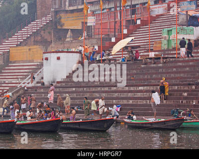 Pilger, Baden in den frühen Morgenstunden am Dasawamedh Ghat am Fluss Ganges in Varanasi, Indien. Gläubige Hindus Reisen hier aus der ganzen Welt Stockfoto