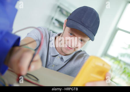 junge Elektriker ein Kabel Befestigung Stockfoto