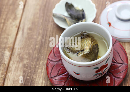 Sake aromatisiert mit gegrilltem Blowfish flossen Stockfoto